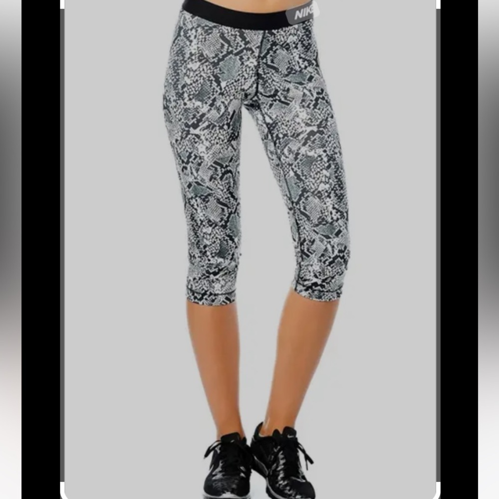 Nike pro Heights snake print vixen women Capri size small workout pants